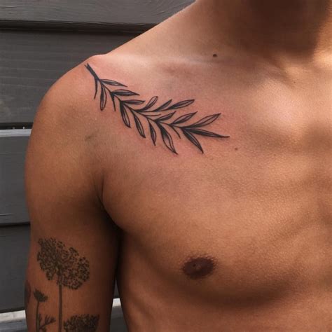 tatuaje hombre clavicula|Ideas de tatuajes en la Clavícula